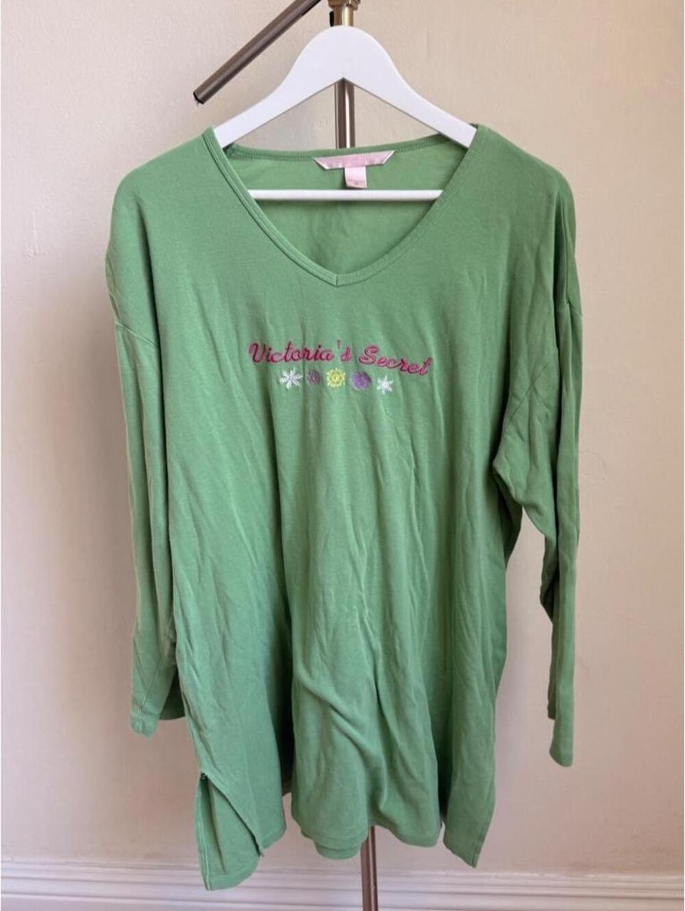 Victoria's Secret Women's Green Tshirt